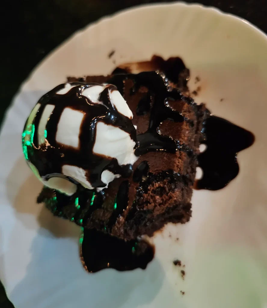 Brownie with ice cream - la fetta